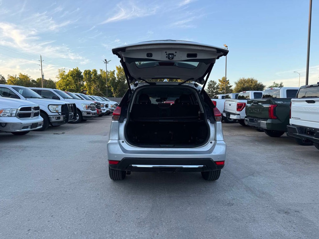 Nissan Rogue Vehicle Full-screen Gallery Image 39