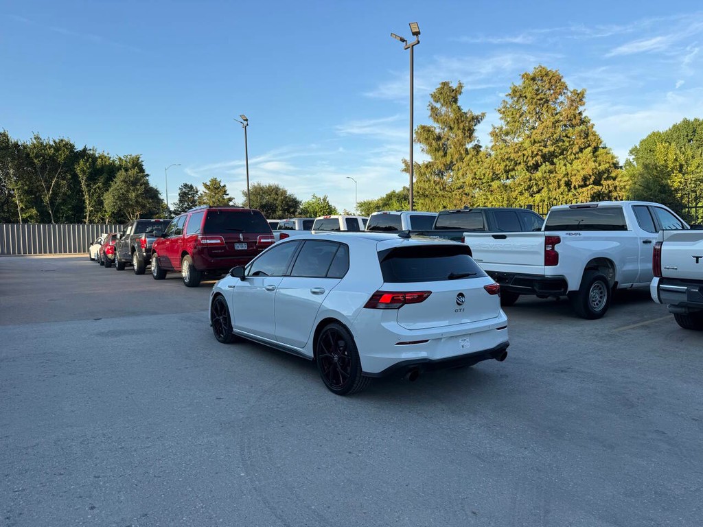 Volkswagen Golf GTI Vehicle Full-screen Gallery Image 03