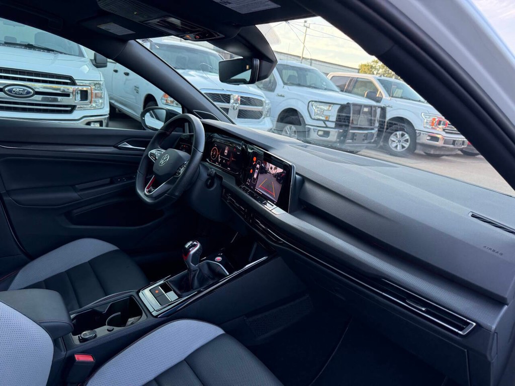 Volkswagen Golf GTI Vehicle Full-screen Gallery Image 09