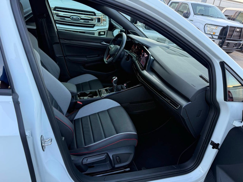 Volkswagen Golf GTI Vehicle Full-screen Gallery Image 10