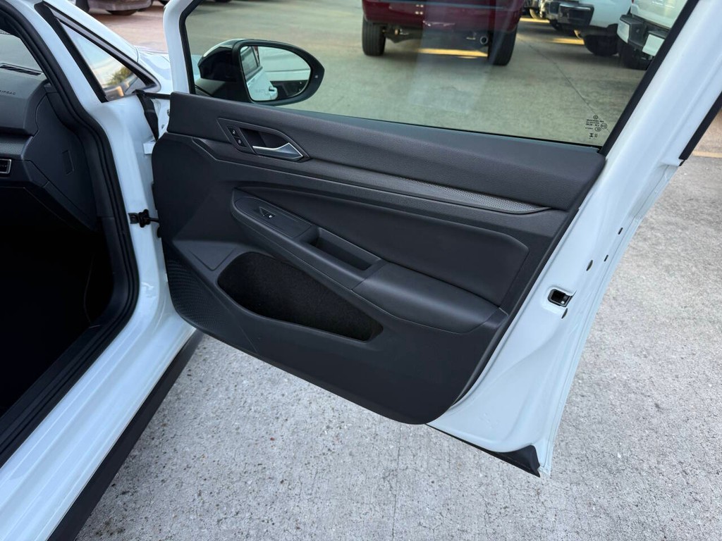 Volkswagen Golf GTI Vehicle Full-screen Gallery Image 11