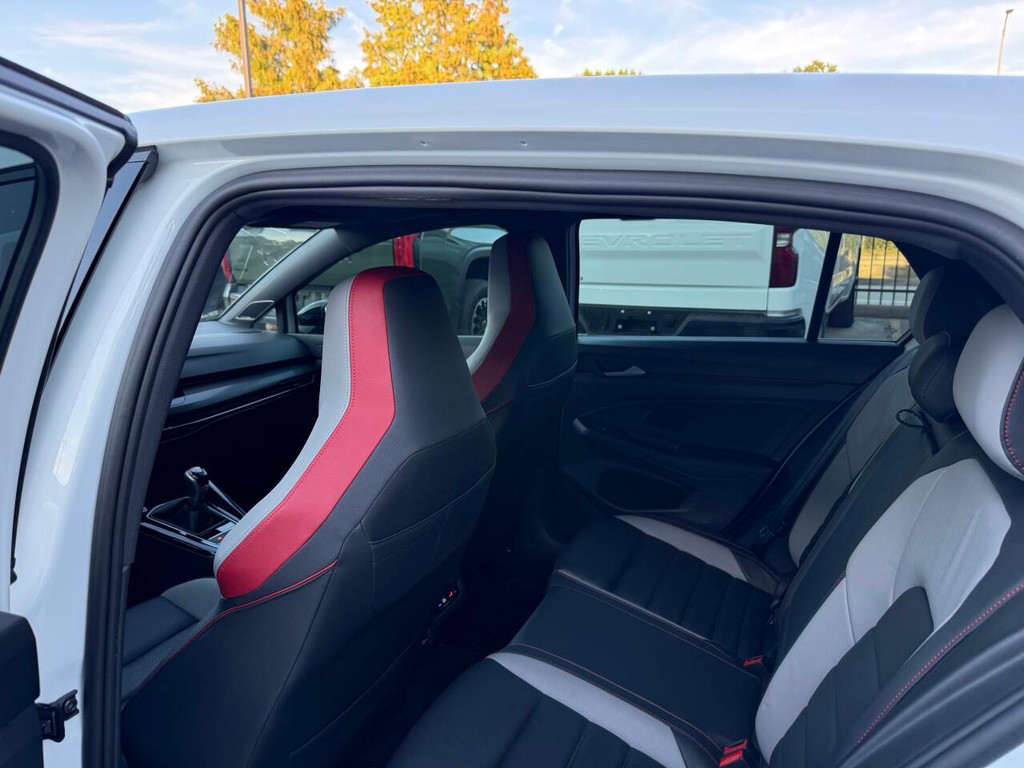 Volkswagen Golf GTI Vehicle Full-screen Gallery Image 12