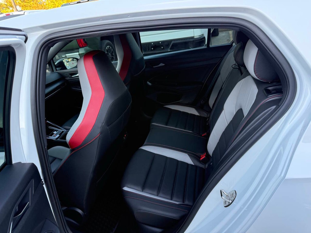 Volkswagen Golf GTI Vehicle Full-screen Gallery Image 13