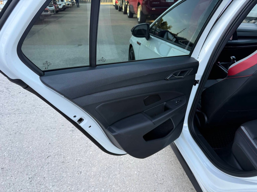 Volkswagen Golf GTI Vehicle Full-screen Gallery Image 14