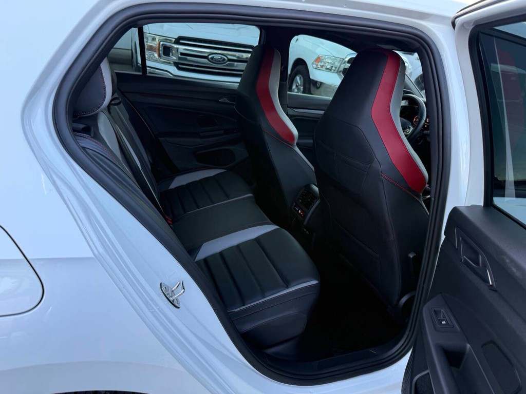 Volkswagen Golf GTI Vehicle Full-screen Gallery Image 15