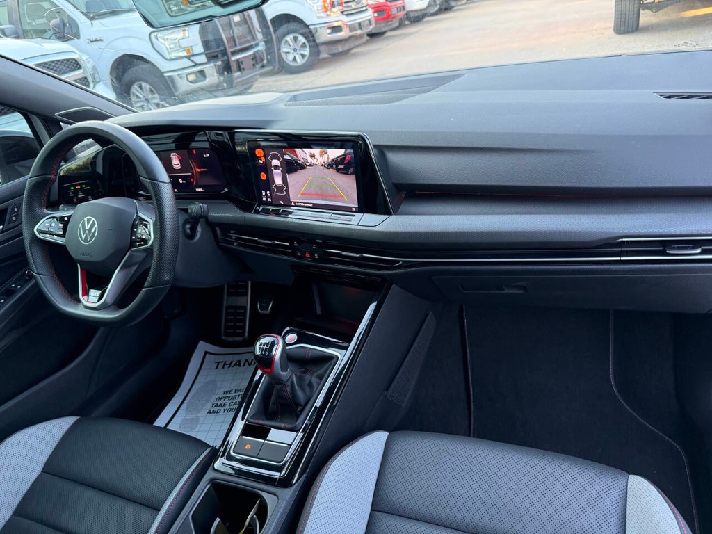 Volkswagen Golf GTI Vehicle Full-screen Gallery Image 17