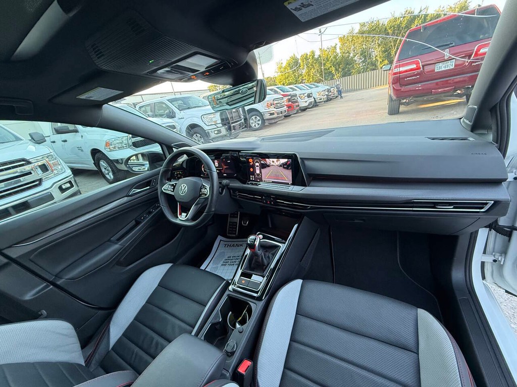 Volkswagen Golf GTI Vehicle Full-screen Gallery Image 18