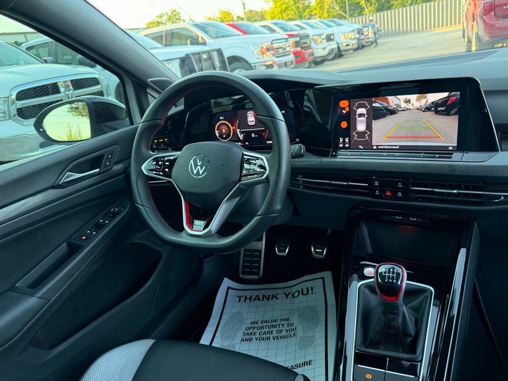 Volkswagen Golf GTI Vehicle Full-screen Gallery Image 19