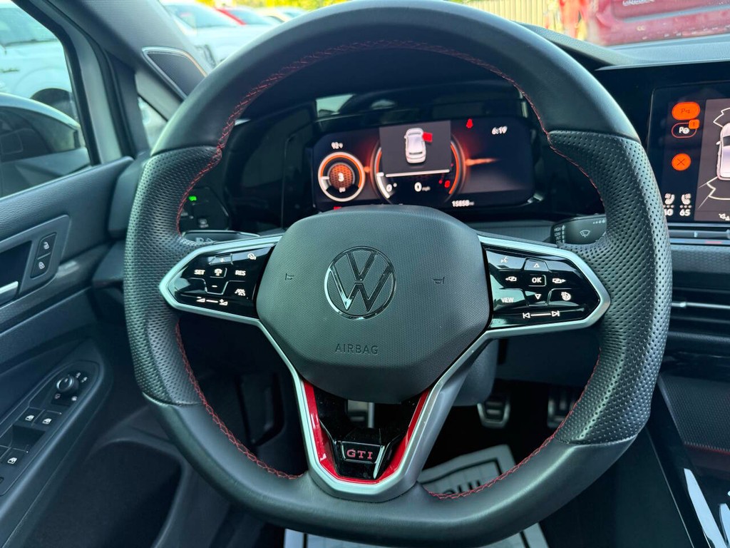 Volkswagen Golf GTI Vehicle Full-screen Gallery Image 21