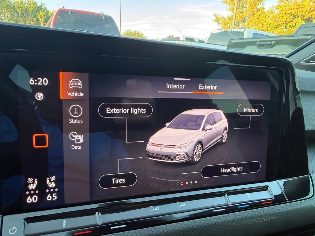 Volkswagen Golf GTI Vehicle Full-screen Gallery Image 24