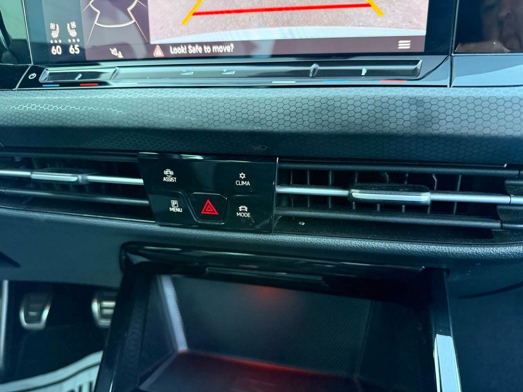 Volkswagen Golf GTI Vehicle Full-screen Gallery Image 26