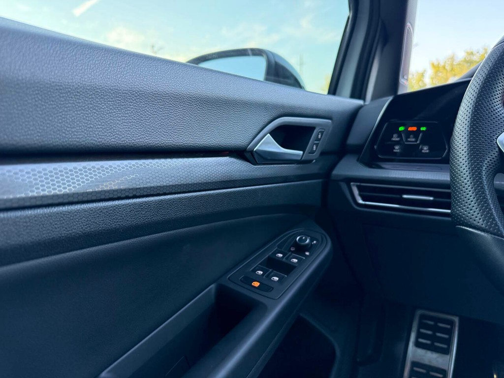 Volkswagen Golf GTI Vehicle Full-screen Gallery Image 28