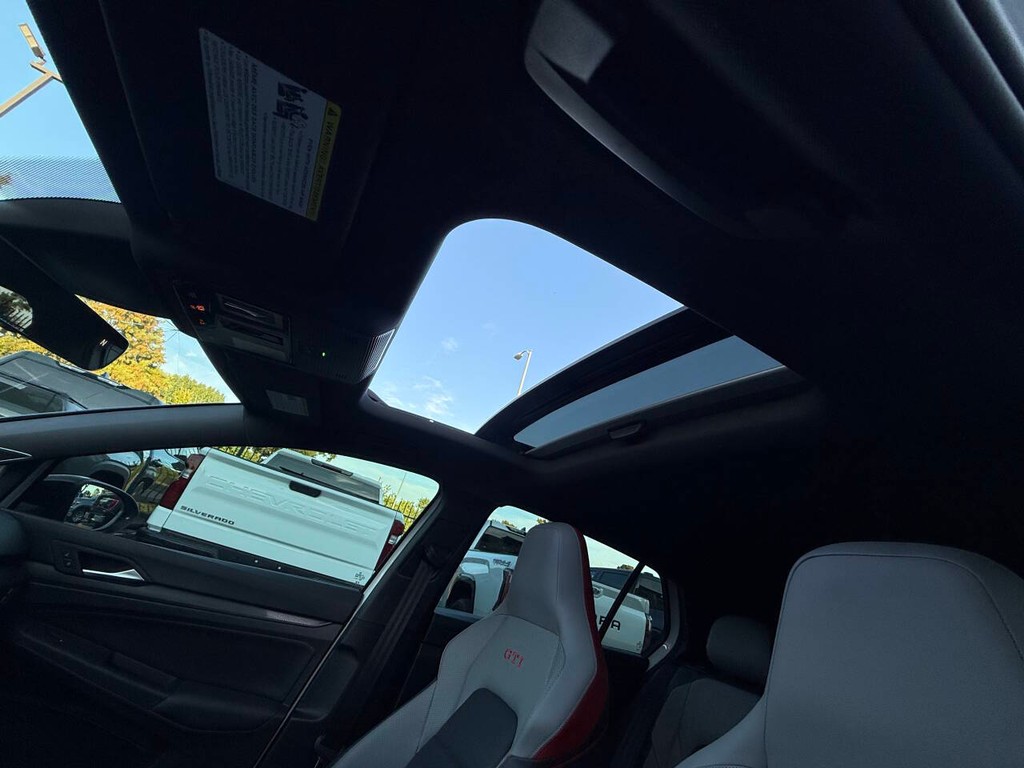 Volkswagen Golf GTI Vehicle Full-screen Gallery Image 29