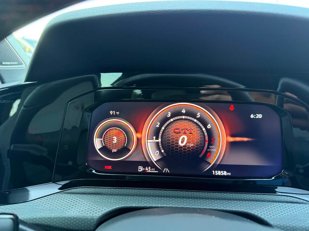 Volkswagen Golf GTI Vehicle Full-screen Gallery Image 30