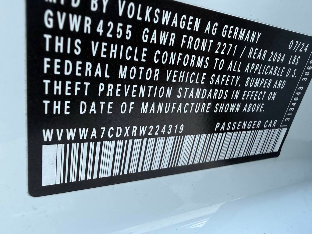 Volkswagen Golf GTI Vehicle Full-screen Gallery Image 32