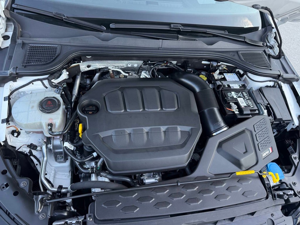 Volkswagen Golf GTI Vehicle Full-screen Gallery Image 33