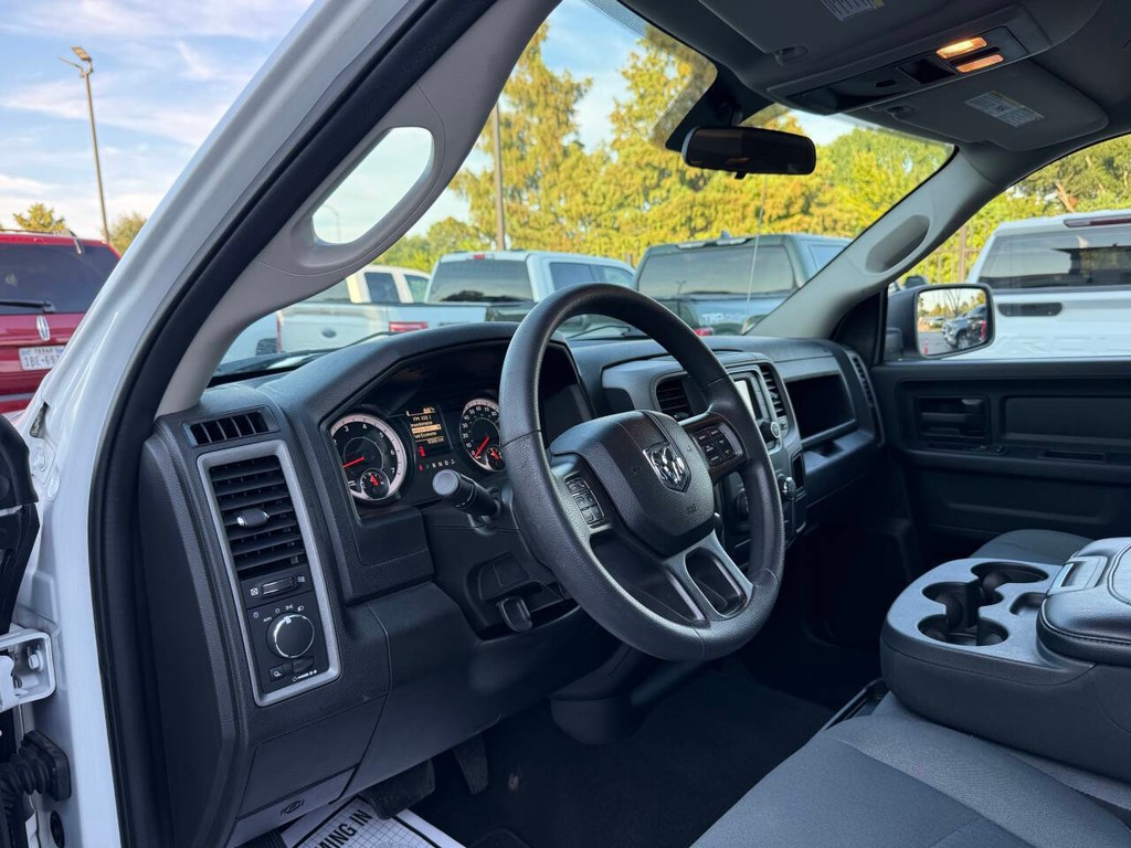 Ram 1500 Classic Vehicle Full-screen Gallery Image 06