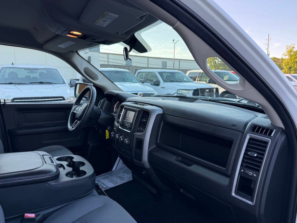 Ram 1500 Classic Vehicle Full-screen Gallery Image 09