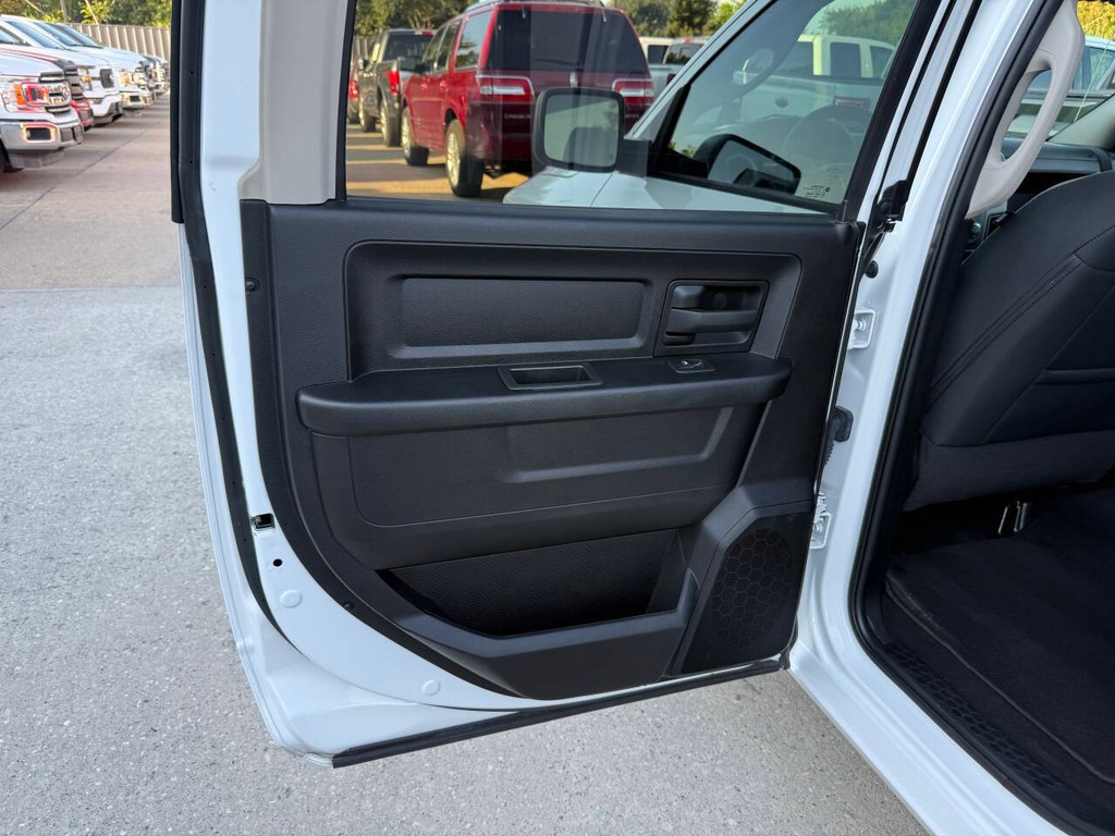 Ram 1500 Classic Vehicle Full-screen Gallery Image 14