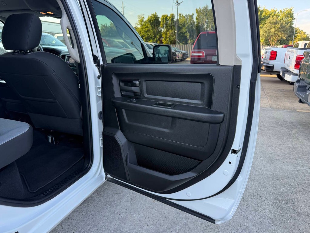 Ram 1500 Classic Vehicle Full-screen Gallery Image 16