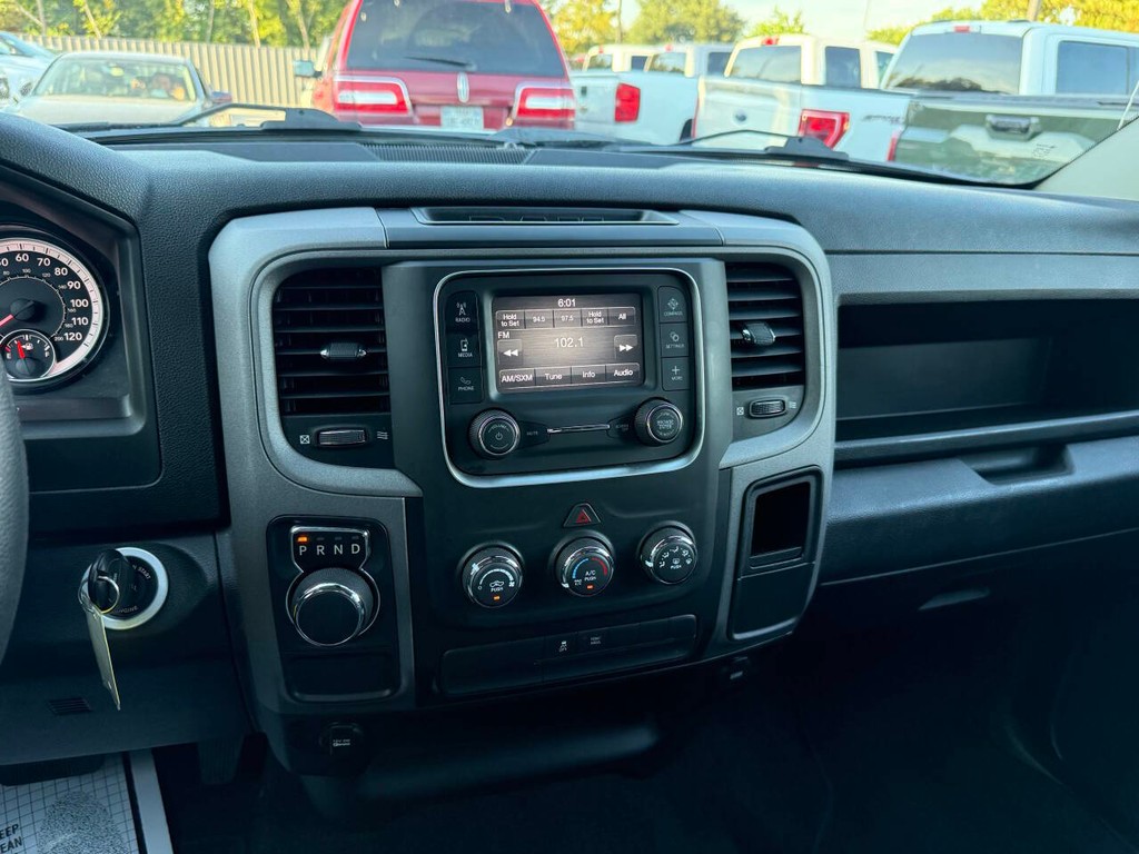 Ram 1500 Classic Vehicle Full-screen Gallery Image 24