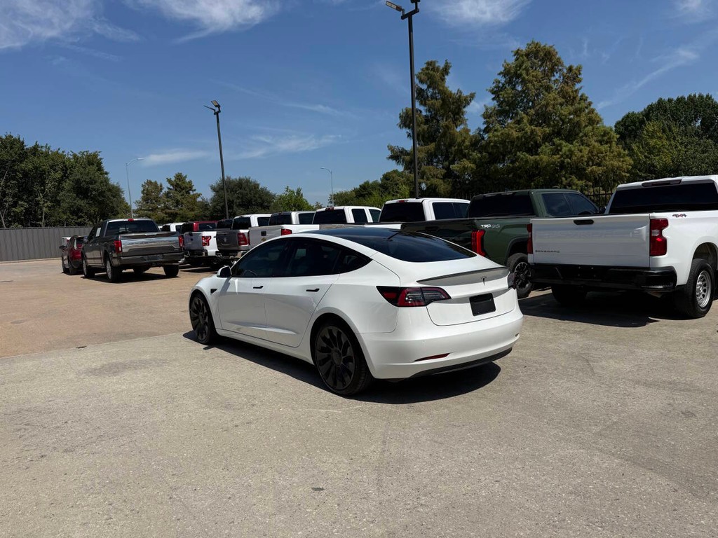 Tesla Model 3 Vehicle Full-screen Gallery Image 04