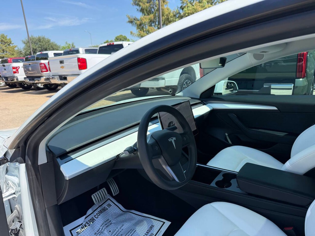 Tesla Model 3 Vehicle Full-screen Gallery Image 06