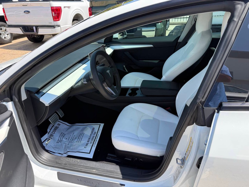 Tesla Model 3 Vehicle Full-screen Gallery Image 07