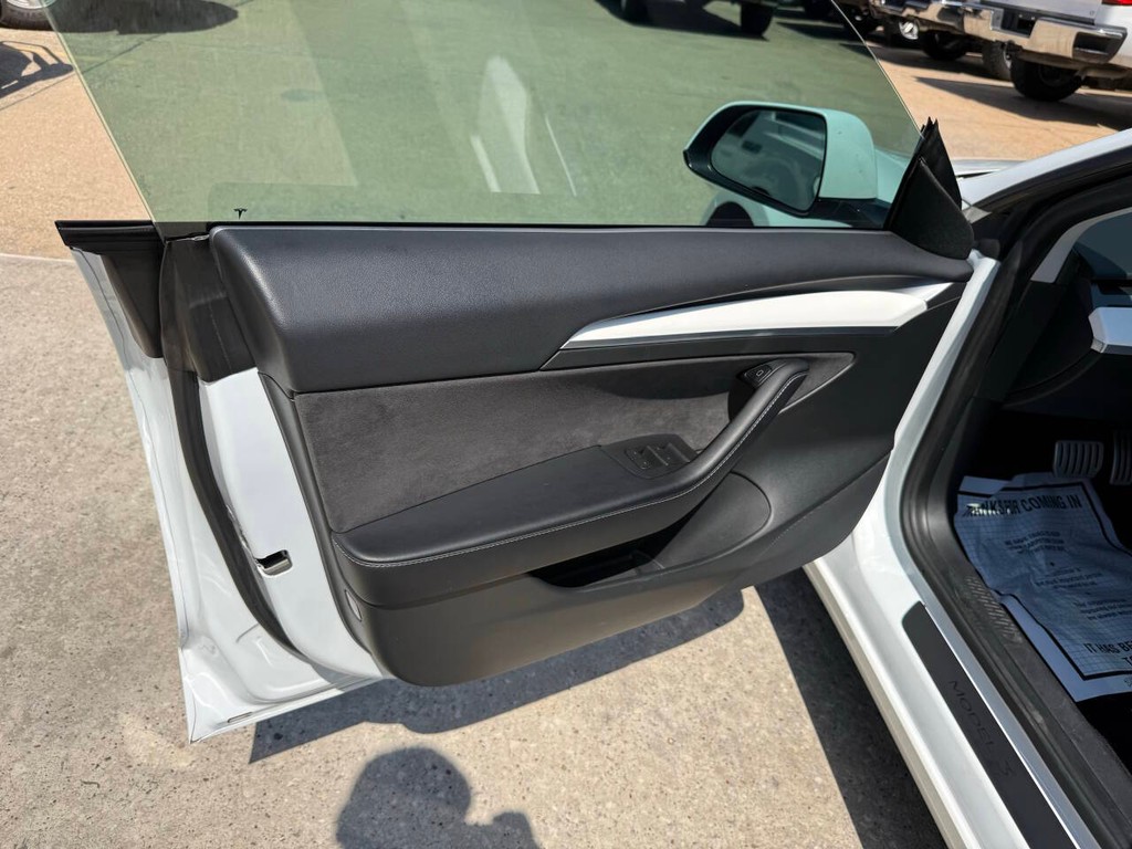 Tesla Model 3 Vehicle Full-screen Gallery Image 08
