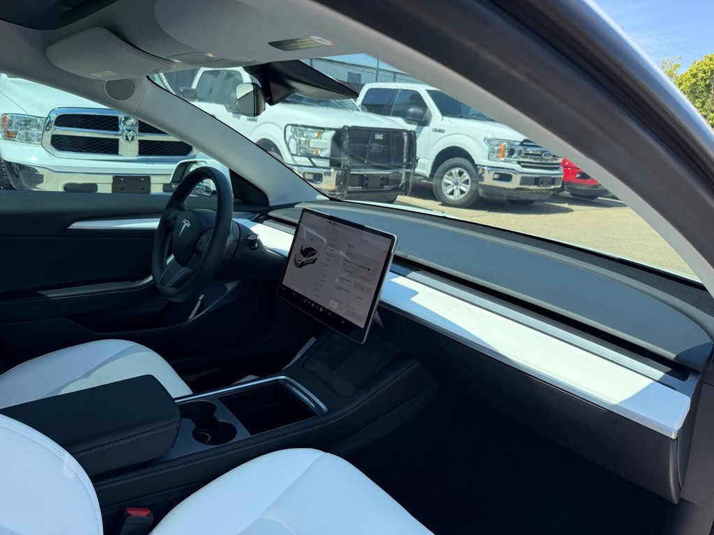 Tesla Model 3 Vehicle Full-screen Gallery Image 09