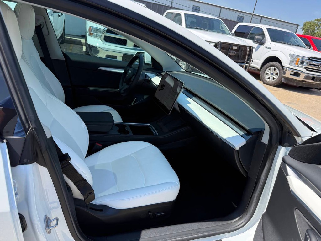 Tesla Model 3 Vehicle Full-screen Gallery Image 10