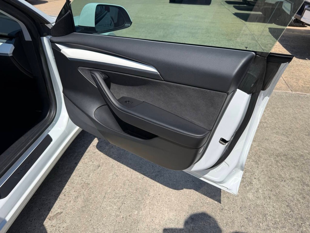 Tesla Model 3 Vehicle Full-screen Gallery Image 11