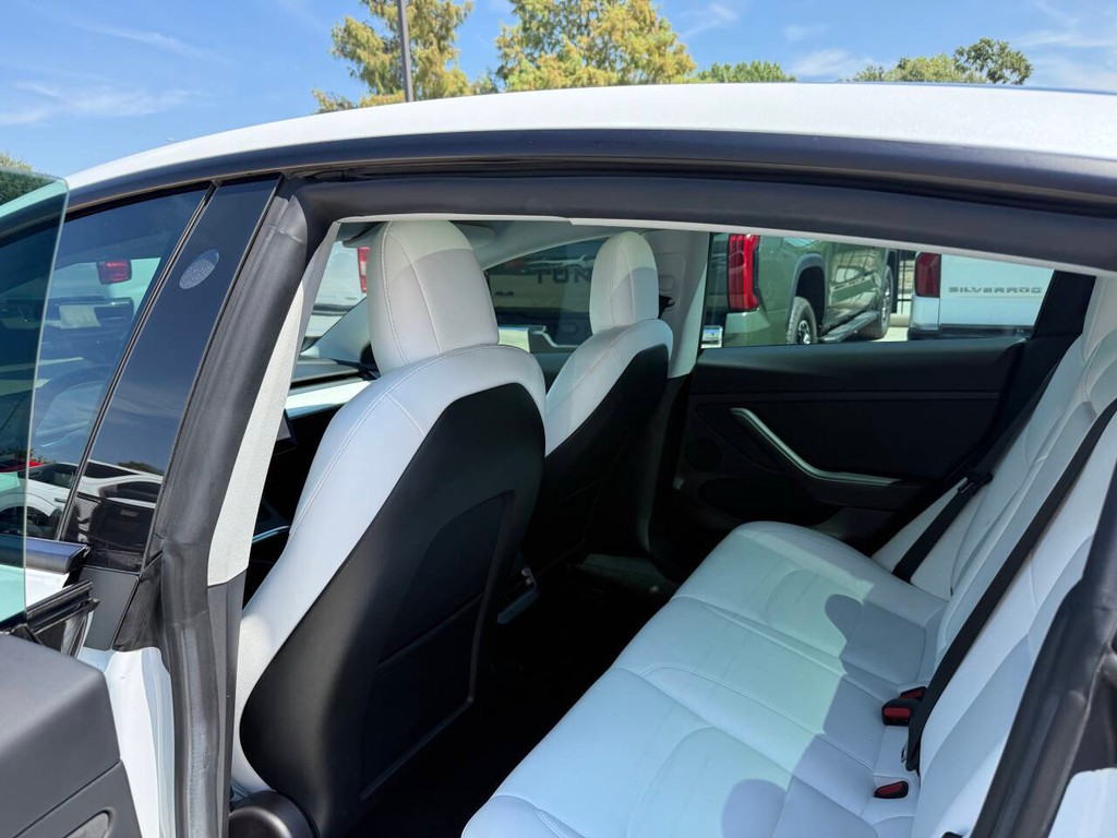 Tesla Model 3 Vehicle Full-screen Gallery Image 12