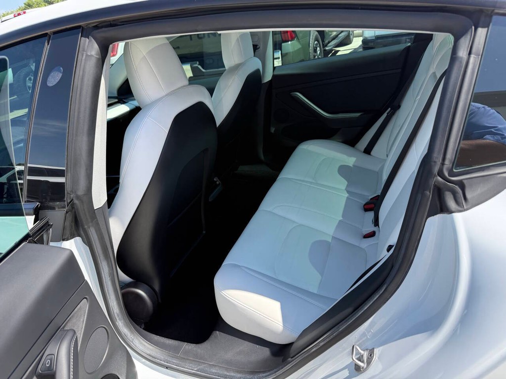 Tesla Model 3 Vehicle Full-screen Gallery Image 13