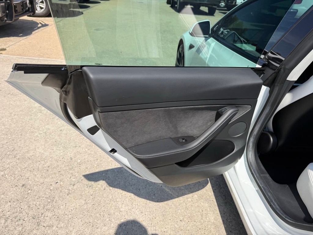 Tesla Model 3 Vehicle Full-screen Gallery Image 14