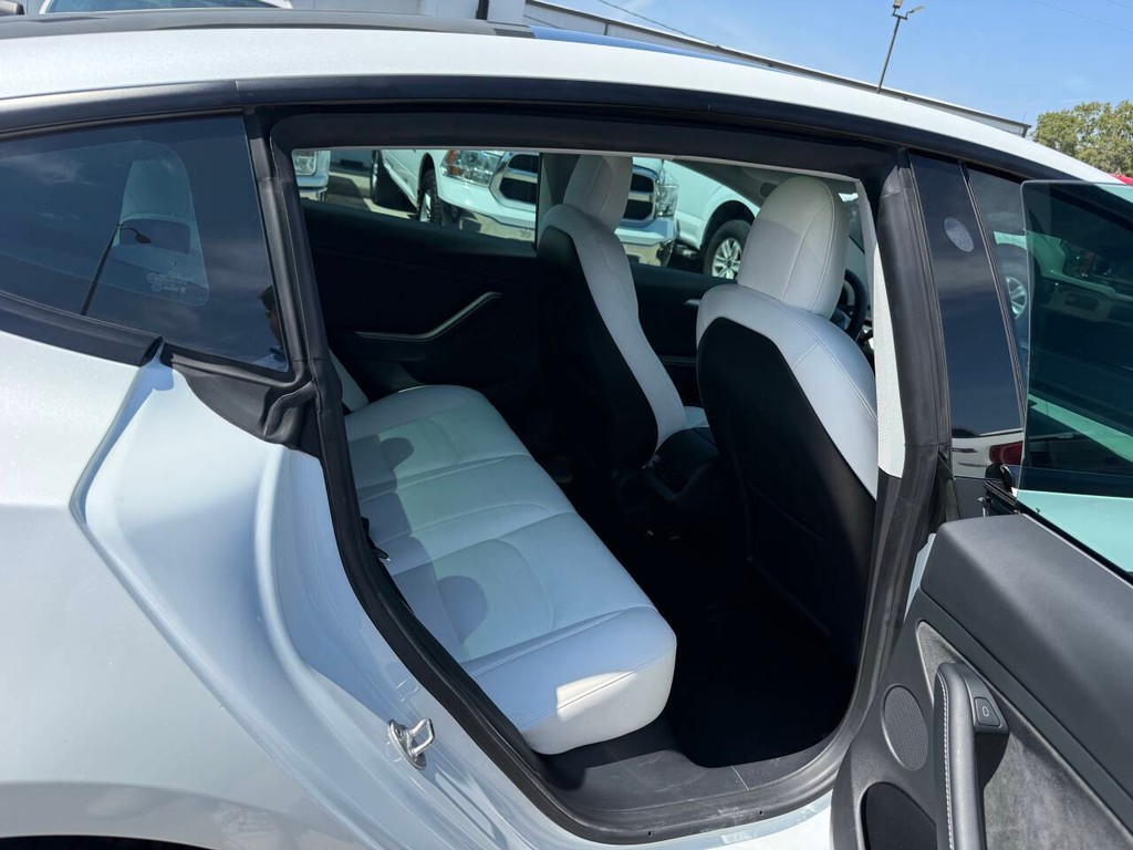 Tesla Model 3 Vehicle Full-screen Gallery Image 15