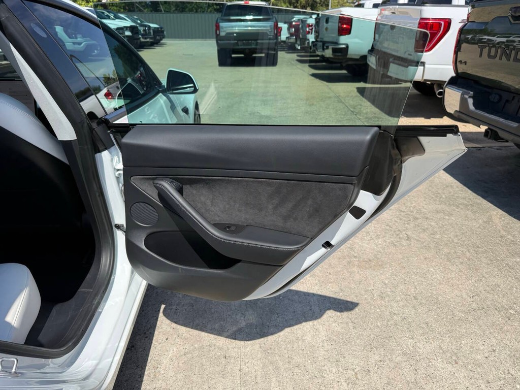 Tesla Model 3 Vehicle Full-screen Gallery Image 16