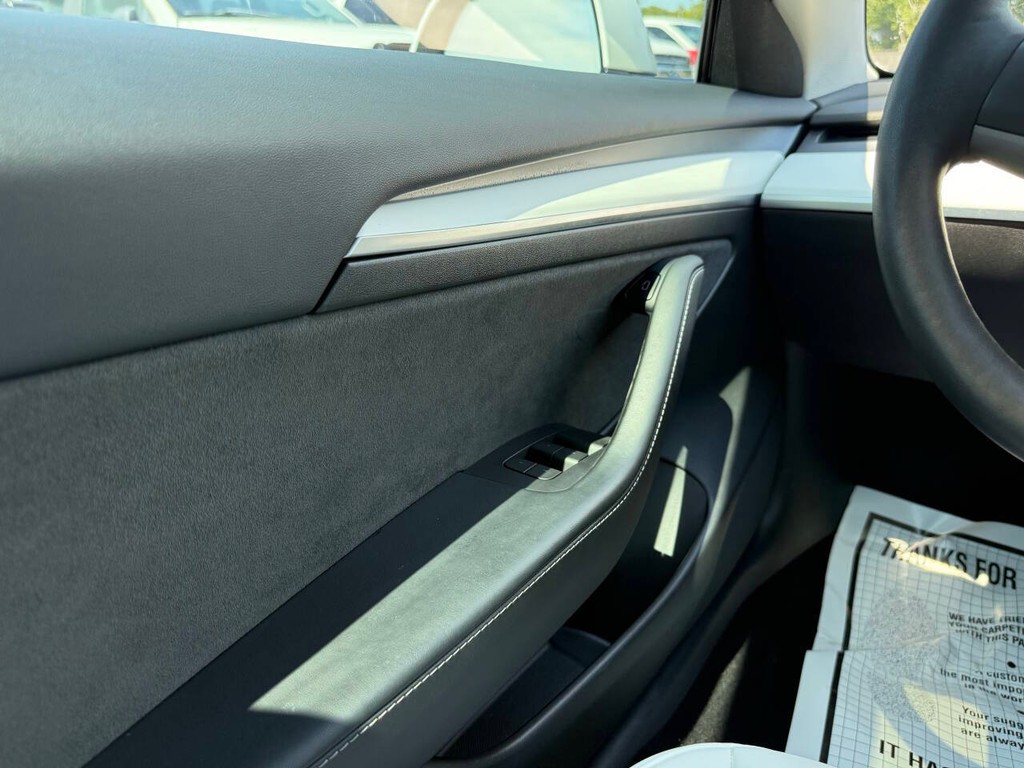 Tesla Model 3 Vehicle Full-screen Gallery Image 31