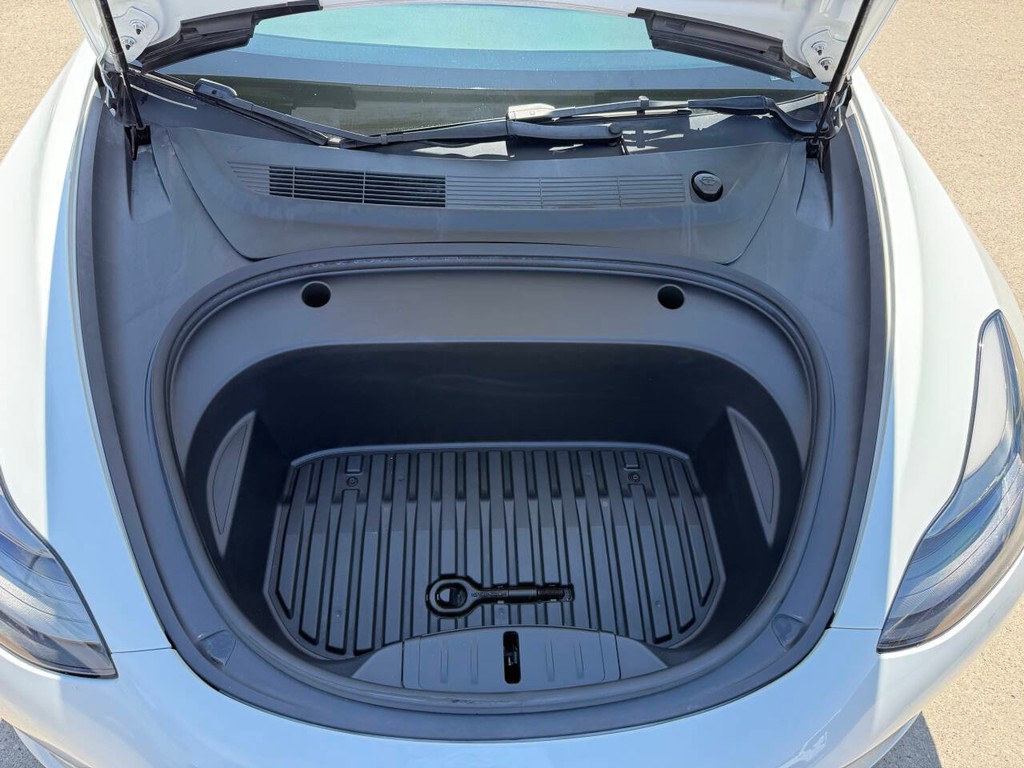 Tesla Model 3 Vehicle Full-screen Gallery Image 32