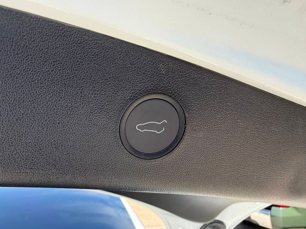 Tesla Model 3 Vehicle Full-screen Gallery Image 35