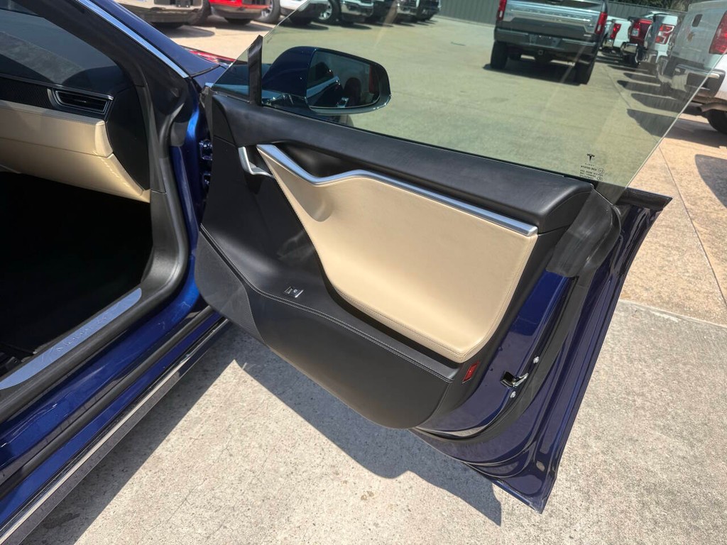 Tesla Model S Vehicle Full-screen Gallery Image 11