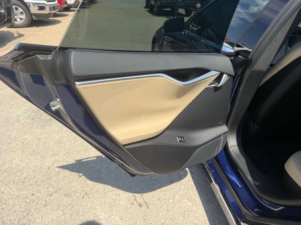 Tesla Model S Vehicle Full-screen Gallery Image 14