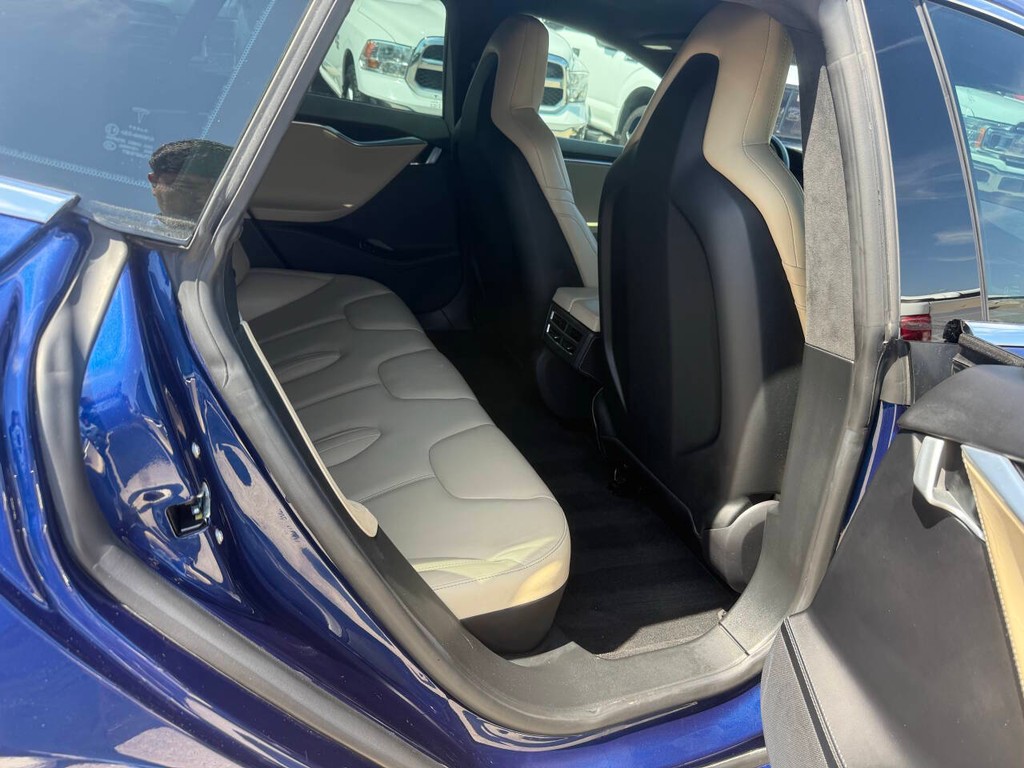 Tesla Model S Vehicle Full-screen Gallery Image 15