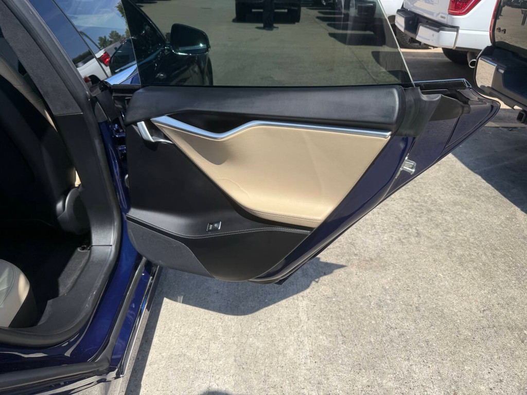 Tesla Model S Vehicle Full-screen Gallery Image 16