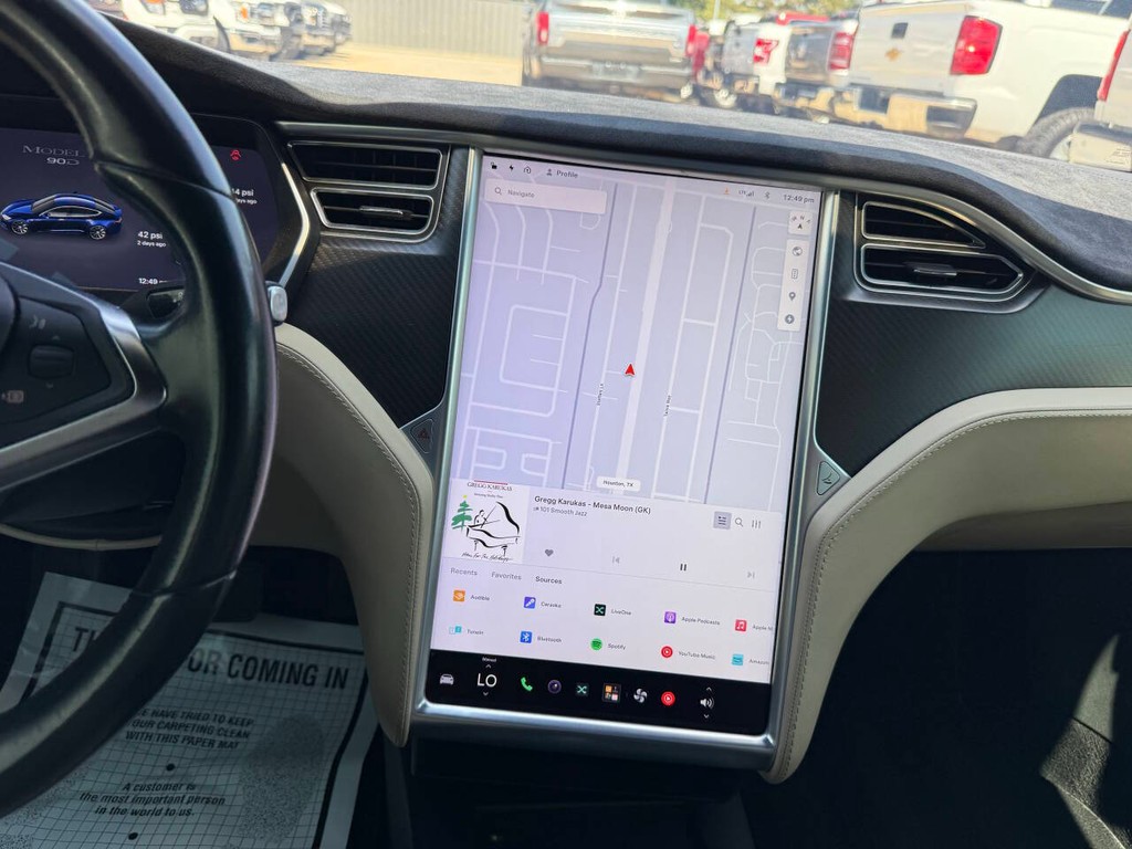 Tesla Model S Vehicle Full-screen Gallery Image 24