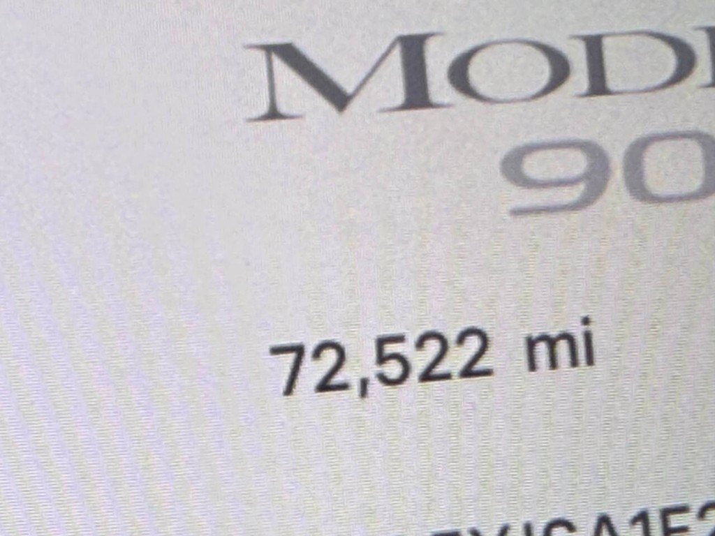 Tesla Model S Vehicle Full-screen Gallery Image 31
