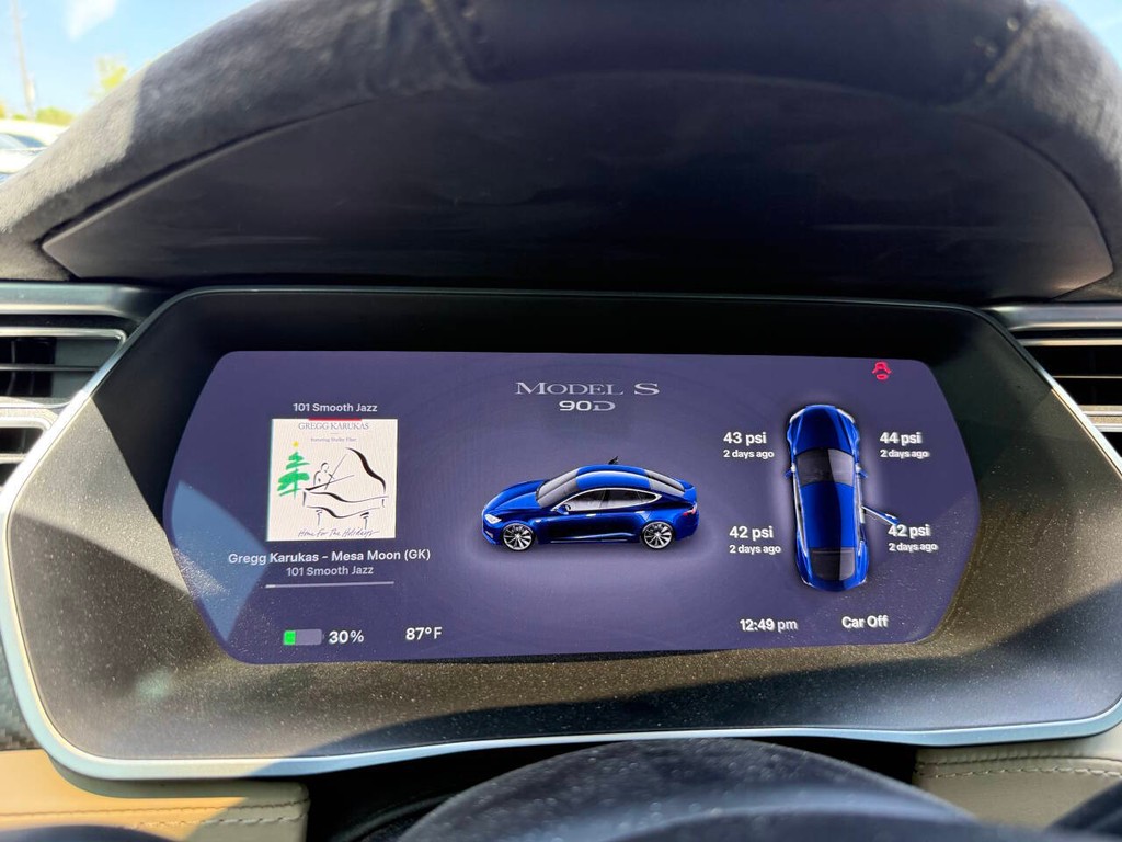 Tesla Model S Vehicle Full-screen Gallery Image 33