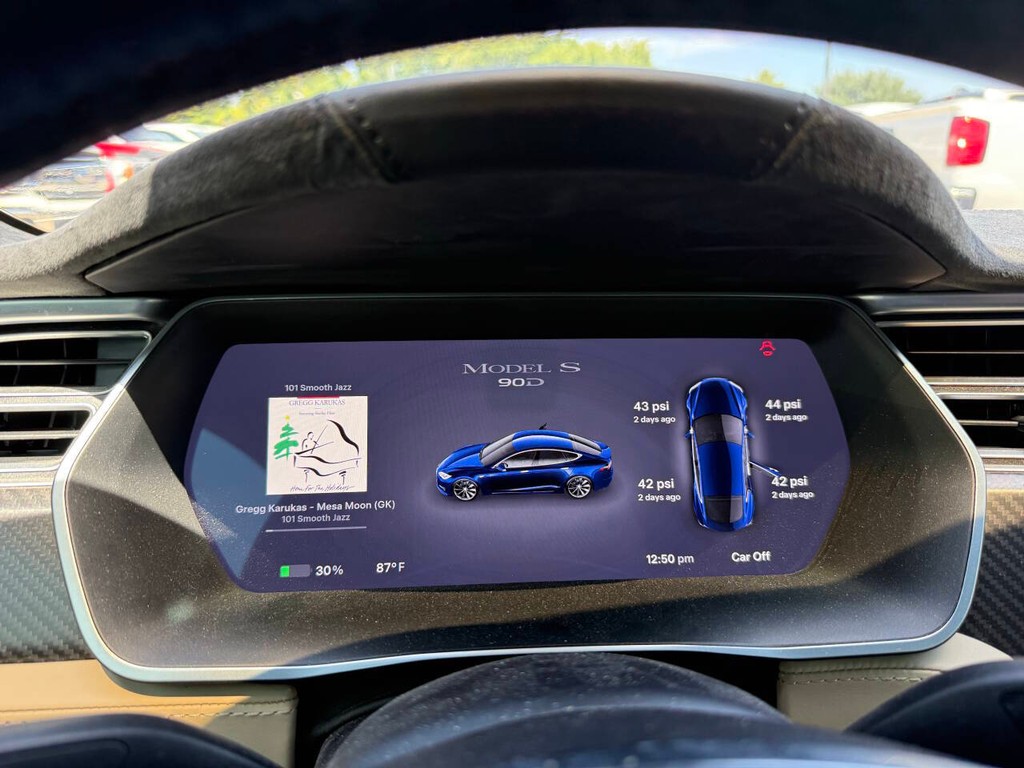 Tesla Model S Vehicle Full-screen Gallery Image 34