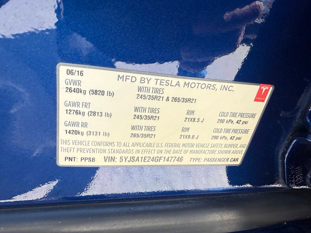 Tesla Model S Vehicle Full-screen Gallery Image 35