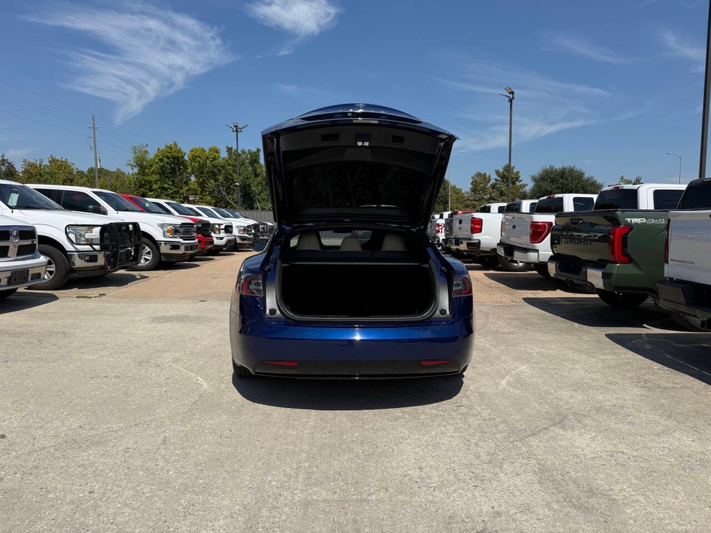 Tesla Model S Vehicle Full-screen Gallery Image 38